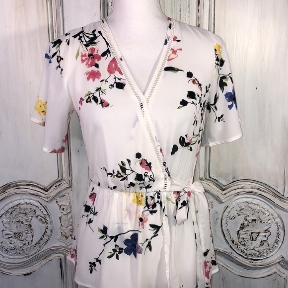 Sienna Sky White Floral Short Bell Sleeve Peplum With Tie Blouse Size XS - Picture 1 of 11